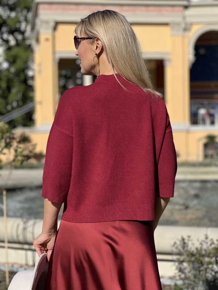 Barbara Borycka prezentuje sweterek Bella Bordo z tyłu, podkreślający jego pudełkowy krój i elegancką fakturę.