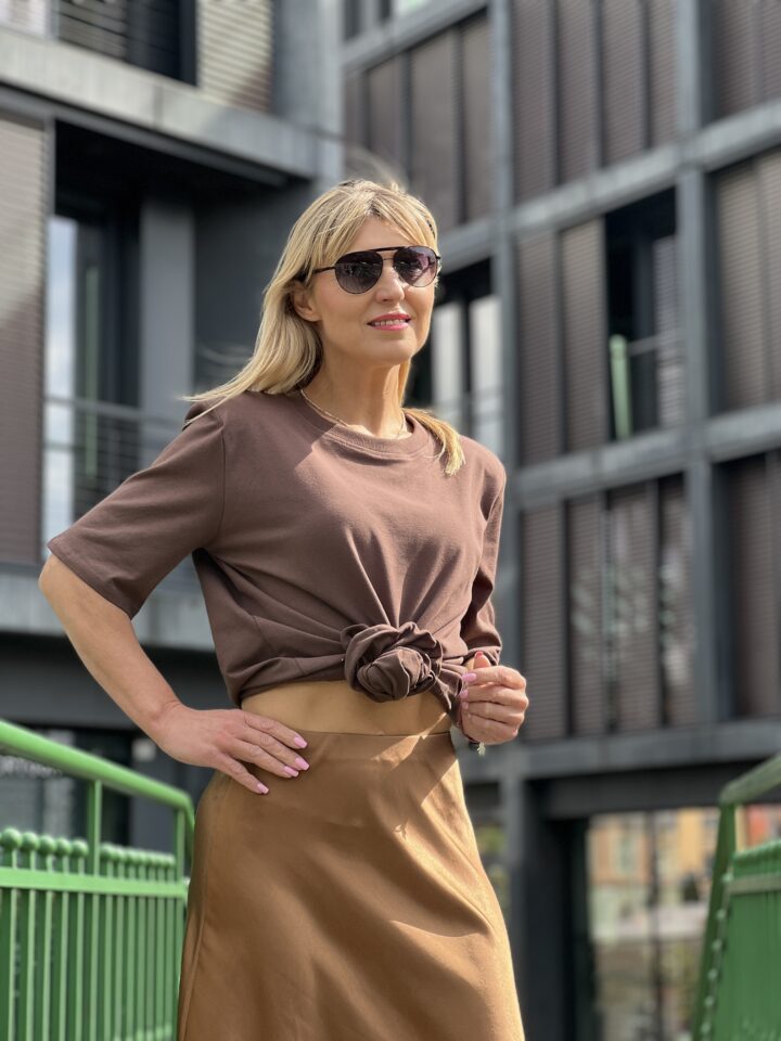 Bluzka czekoladowa z ozdobną gumką