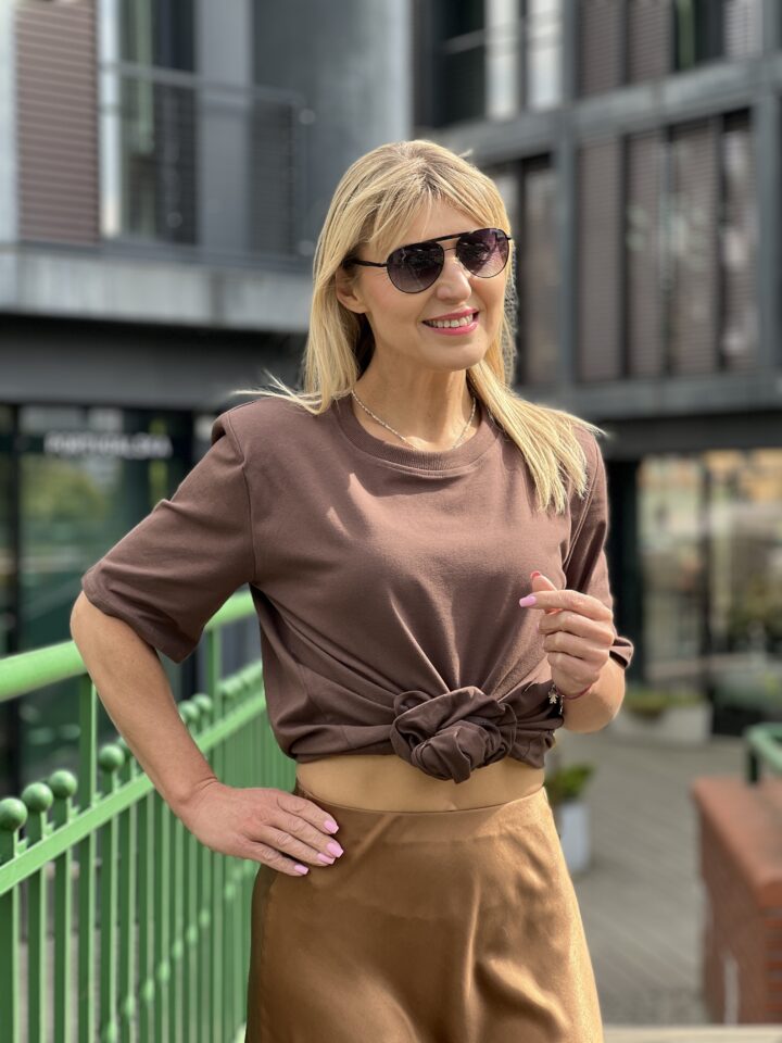Bluzka czekoladowa z ozdobną gumką