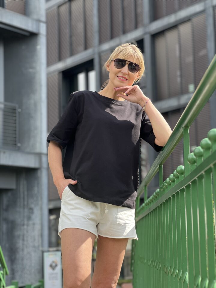 Bluzka czarna z ozdobną gumką