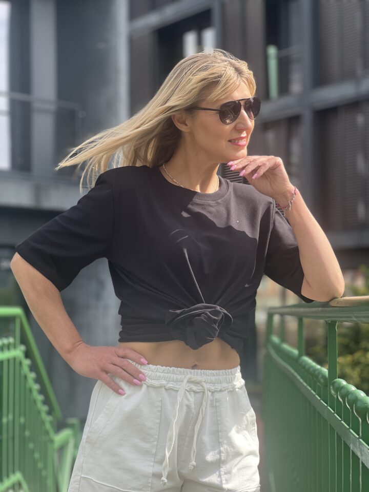 Bluzka czarna z ozdobną gumką