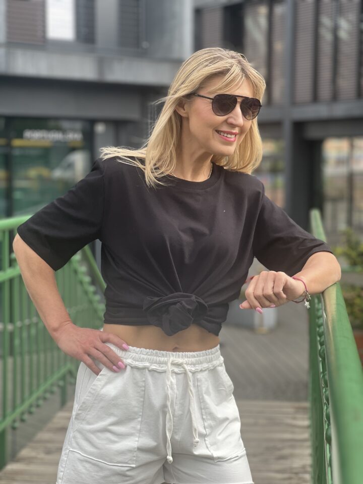 Bluzka czarna z ozdobną gumką