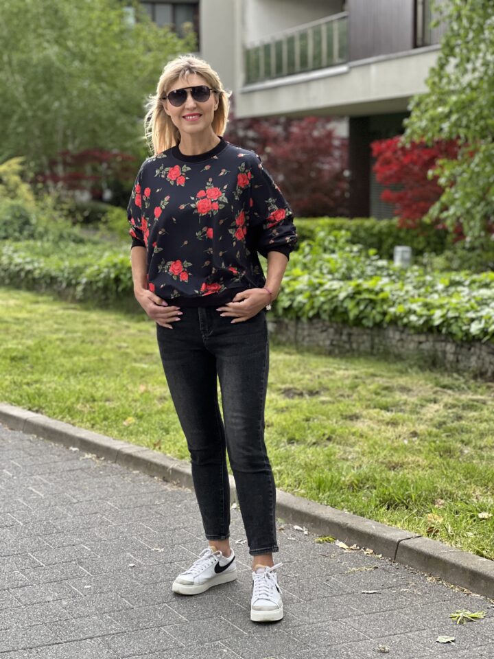 Bluza Róże - czarna