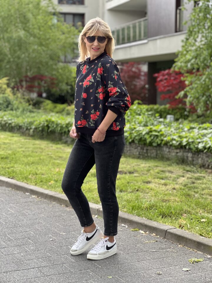 Bluza Róże - czarna