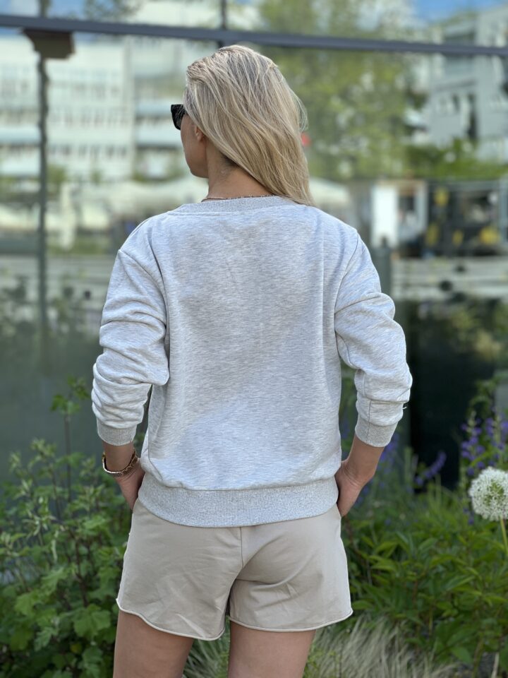 Bluza ze złotą aplikacją